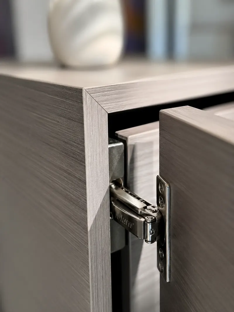 Przykład detalu mebla z płyty laminowanej — krawędź z obrzeżem ABS i zawiasy Blum