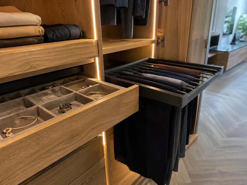 Szafa pod skosem na wymiar — zabudowa mansardy, realizacja Wrocław